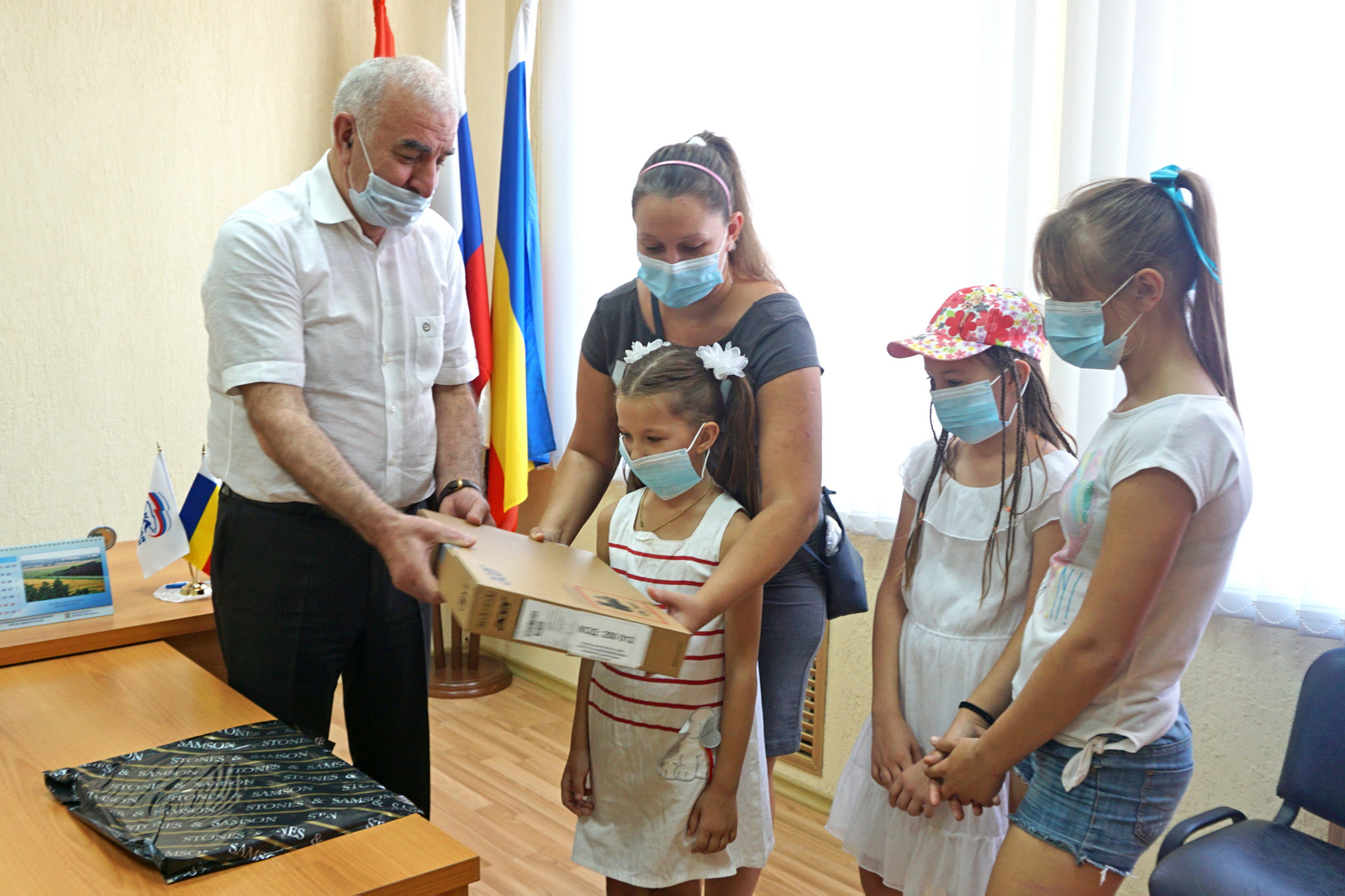 Асланбек Джиоев подарил многодетной семье новый ноутбук 